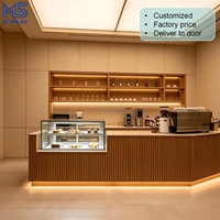 Comptoir de bar à café moderne en bois personnalisé avec bande lumineuse LED intégrée, vitrine à pâtisserie et étagère murale pour café et restaurant