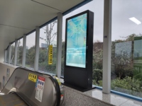 Écran LCD extérieur sur pied de 65 pouces, 3000 nits, contrôleur d'humidité numérique, kiosque totem extérieur