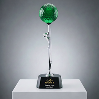 Trofeo de Golf Femenino de Alta Calidad con Figura de Dama Plateada Sosteniendo una Pelota de Golf de Cristal, Personalizable con Logotipo, Ideal para un 'Hole in One'