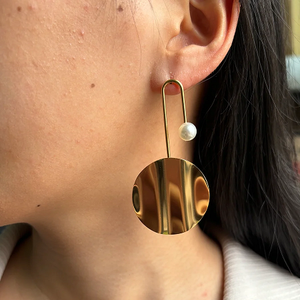 Pendientes de tuerca de oro de acero inoxidable para mujer de último diseño, perlas simples con temperamento, joyería de gota de moda - Product Image 1