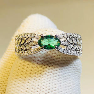 Anello traforato a nastro di grano per donna con pietra verde scintillante, anello alla moda, elegante gioiello da indossare tutti i giorni - Product Image 2