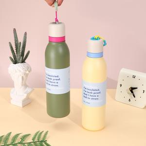 Bouteille de voyage extérieure facile à transporter avec couvercle et sangle Owalo en forme de Cola, à col étroit, en acier inoxydable à double paroi isolée sous vide - Product Image 2