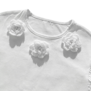 T-shirt da ragazza a maniche corte <span class=keywords><strong>con</strong></span> <span class=keywords><strong>volant</strong></span> sul collo, decorazione floreale 3D <span class=keywords><strong>bianca</strong></span> pura, morbida, delicata sulla pelle e traspirante, direttamente dalla fabbrica. - Product Image 2