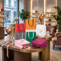 Sacs en papier kraft rose personnalisés pour la vente au détail avec votre propre logo, sacs cadeaux personnalisés en carton blanc pour les entreprises