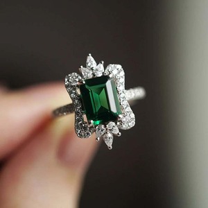 Anello di fidanzamento da donna con smeraldo quadrato a forma di principessa, gioiello da dito con corona floreale - Product Image 4