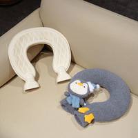 Bouillotte en caoutchouc peluche en gros, forme en U avec housse pingouin adorable, design amusant, OEM/ODM, coussin cervical