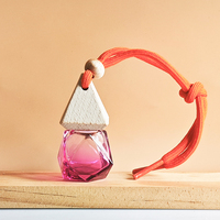 Vente en gros de luxe de 8ml en forme de diamant suspendu vide désodorisant diffuseur de parfum de voiture bouteille d'arôme