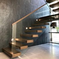 Escalier cantilever droit avec marches en chêne teinté foncé, garde-corps en verre fixe, main courante en bois, dimensions personnalisées pour villa moderne