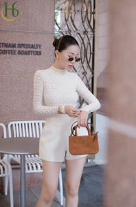 Blusa de manga larga de encaje elástico para mujer, hecha en Vietnam, estilo casual, de mezcla de poliéster con botones al frente para todas las estaciones. - Product Image 2