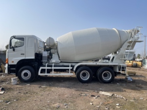 Camion malaxeur Hino 700, camion de chantier d'occasion de haute qualité. - Product Image 2