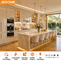 Meubles de cuisine sur mesure certifiés FSC, menuiserie moderne élégante, laque brillante crème beige, avec îlot en marbre doré