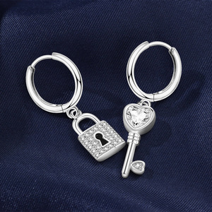 Pendientes/argollas con cierre de llave de latón blanco, que no se decoloran, en stock, diseño original, estilo único, de alta gama, regalo versátil para mujer. - Product Image 5