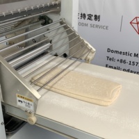 Laminoir à pâte automatique haute capacité avec système de pliage et d'enrobage de farine intégré