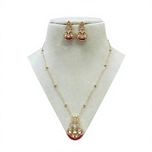 Simple chapado en oro elegante diseñador Kundan Fusion colgante conjunto con pendientes para Mujeres y Niñas Ropa de boda fiestas desgaste - Product Image 2