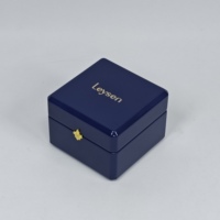 Boîte à bijoux en bois bleu foncé brillant avec fermoir en métal doré, doublure en velours bordeaux, logo personnalisé pour bague, pendentif, emballage cadeau de luxe
