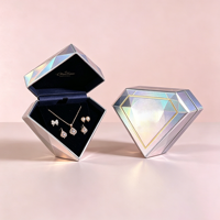 Boîte à fermeture magnétique à facettes holographiques avec doublure en velours doux, impression dorée et logo personnalisé en relief