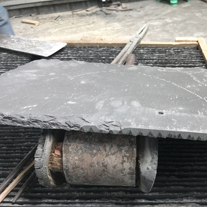 Teja de <span class=keywords><strong>Pizarra</strong></span> de Piedra Natural, Gris Oscuro, 450x3000mm con Orificios de Montaje Preperforados para Techos - Product Image 1