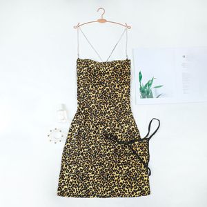 Conjunto de lencería erótica sexy de leopardo al por mayor con tirantes cruzados, espalda descubierta y decoración de encaje, con tirantes de cadena para un estilo apasionado. - Product Image 5