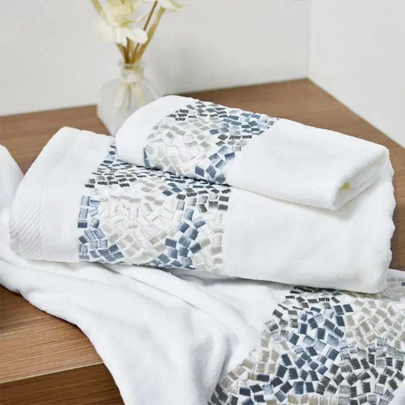 Ensembles de serviettes de visage 100% coton doux et confortables personnalisées promotionnelles avec boîte-cadeau serviette de bain