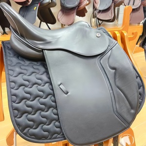 Selle de dressage pour <span class=keywords><strong>cheval</strong></span> en cuir souple pour l'entraînement et les performances de dressage - Product Image 2