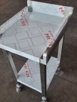 Table de travail mobile professionnelle en acier inoxydable avec évier intégré, égouttoir 3 côtés et étagère inférieure ouverte, sur roulettes (4 roulettes) pour cuisine mobile