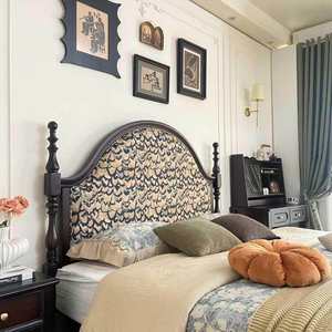 Cama Americana Vintage de Madera Maciza con Estructura de Nogal Oscuro y Cabecera Curva Tapizada en Tela Botánica Azul y Beige con Postes Torneados - Product Image 5