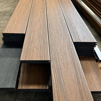 Plancher de piscine extérieur en composite bois-plastique co-extrudé, imperméable et antidérapant, à emboîtement, directement de l'usine