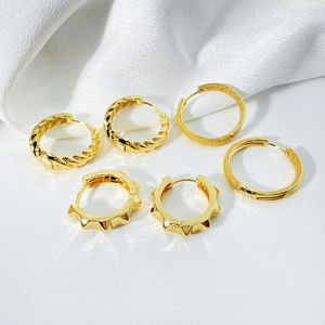 Pendientes Minimalistas en Oferta, Chapados en Oro, Joyería para Mujer al por Mayor, Sin Piedras, Geométricos, Tipo Huggies - Product Image 3