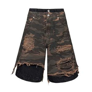 Shorts amples pour hommes en denim 100% coton, double couche à la taille, déchirés, camouflage noir, personnalisables, vente en gros pour marques de mode - Product Image 1