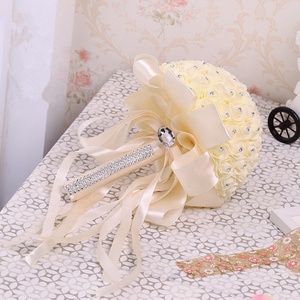 <span class=keywords><strong>Pas</strong></span> <span class=keywords><strong>cher</strong></span> prix rose artificielle fleur de <span class=keywords><strong>mariée</strong></span> demoiselle d'honneur <span class=keywords><strong>bouquet</strong></span> ruban fait main de mariage mousse fleur <span class=keywords><strong>bouquet</strong></span> - Product Image 4