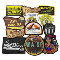 Badges brodés personnalisés en gros pour usine, thermocollants pour vestes en jean, motifs en tissu, conception de carton, forme personnalisée durable gratuite