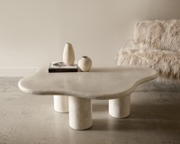 Canapé de salon nuancé blanc, style nordique minimaliste moderne et luxueux, avec table basse en fibre de verre, marbre travertin et bois