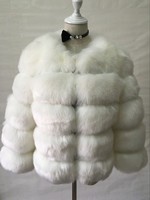 Veste en fausse fourrure vegan de qualité supérieure, dotée d'une texture dense et moelleuse, d'une construction légère et d'une couverture complète des bras