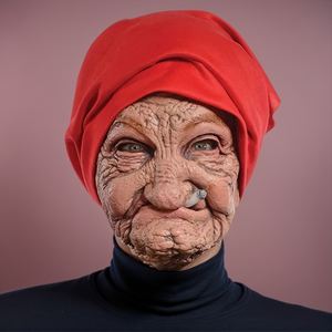 Masque en latex drôle de grand-mère fumeuse, <span class=keywords><strong>vieille</strong></span> nounou, <span class=keywords><strong>dame</strong></span> grand-mère avec un visage ridé et un foulard rouge, masques pour fête d'Halloween, accessoires de costume - Product Image 1