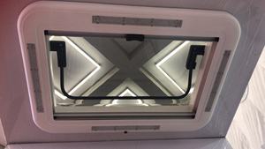 Vente chaude 500x500mm ouverture manuelle en aluminium cadre supérieur RV toit fenêtre lucarne pour camping-car - Product Image 6