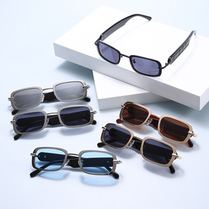 Lunettes de soleil rétro de luxe pour hommes, monture rectangulaire en métal avec branches en plastique texturé, protection UV, pour la conduite et les affaires - Product Image 2