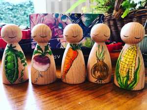 Venta al por mayor hecha a mano de 2 agujeros Gnomo de madera Peg Doll con botón de madera ecológico técnica de chapado - Product Image 5