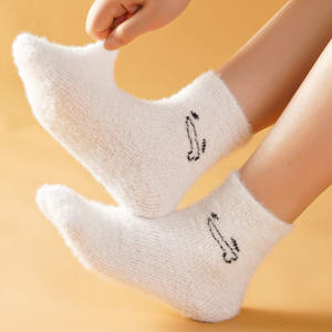 Calcetines de terciopelo de visón para mujer Otoño Invierno terciopelo grueso cálido todo-fósforo blanco peludo dibujos animados bordado expresión Calcetines - Product Image 6