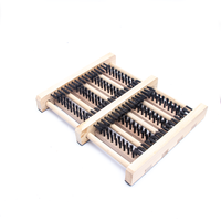 En stock grattoir à chaussures plat en bois pour le nettoyage de bottes d'extérieur avec logo personnalisé