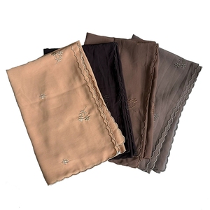 <span class=keywords><strong>2025</strong></span> Malaysia Sang Trọng Hàn Quốc Voan Hijab Khăn Choàng Cao Cấp Jersey Thêu Mùa Hè <span class=keywords><strong>Polyester</strong></span> Khăn Cho Hồi Giáo Dài Đảng In - Product Image 4