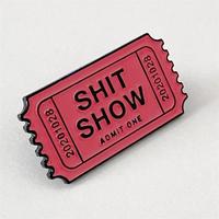 Échantillon gratuit de billets artisanaux en métal avec logo créatif et épingle à spectacle personnalisée billet de théâtre sarcastique et amusant épingle en émail souple pour vêtements
