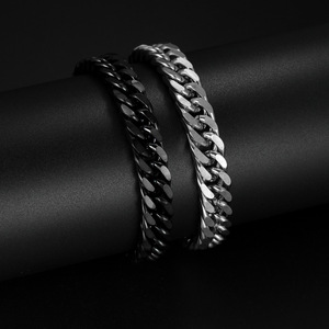 Pulsera de acero titanio con cadena cubana de estilo hip-hop punk, moderna, para hombre, de acero inoxidable, con cadena de seis lados, estilo europeo y americano. - Product Image 1