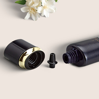 Tube d'emballage cosmétique en plastique noir 25ml/45ml avec protection solaire SPF35, revêtement brillant, estampage à chaud et tête de pompe longue