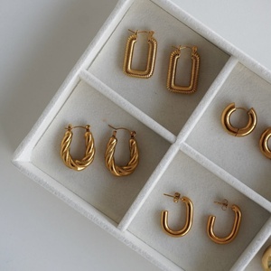 Pendientes de Aro en Forma de U de Acero Inoxidable y Titanio de Alta Calidad, Resistentes al Agua, con Patrón Geométrico para Mujer - Product Image 1