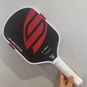 Теннисная ракетка для пиклбола Boomstik Gen5 с интегрированным пенопластовым сердечником T700, изготовленным методом горячей прессовки, и встроенным металлическим утяжелителем, идентичная заводской модели - Product Image 2