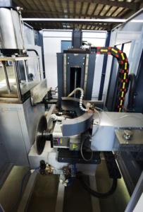 Machine de fraisage de profilés en aluminium CNC à trois axes avec <span class=keywords><strong>moteur</strong></span> à retournement automatique, commande PLC, pour fraisage multi-profilés, 6 à <span class=keywords><strong>10</strong></span> pièces par cycle - Product Image 3