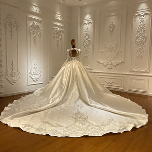 Vestido de Novia de Lujo con Cuentas de Cristal y Satén, Escote en V, Estilo Moderno, Largo, con Encaje y Adornos Florales - Product Image 5