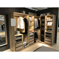Idées de design de placards et vestiaires modernes pour chambres à coucher, avec armoires de luxe sur mesure et dressing