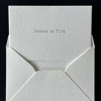 Papier texturé effet serviette avec grain de fibres naturelles pour l'impression de luxe d'enveloppes, d'invitations et de cartes de visite