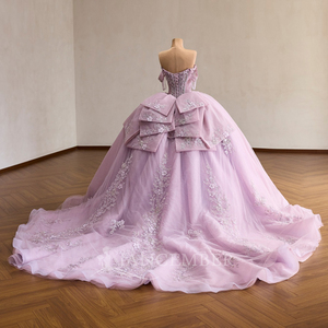 Robe de bal de Quinceañera élégante en tulle lavande avec traîne Watteau, ornée de dentelle florale 3D perlée et scintillante, style vintage Rsm261101 - Product Image 2